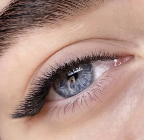 Nadogradnja trepavica ruski volumen